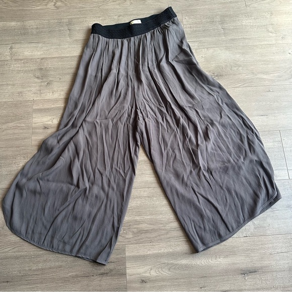 EUC Elevenses Palazzo crop pant - size medium - gray with black elastic waist - Picture 1 of 4
